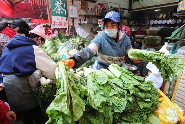 最是人間煙火氣！昆明篆新農(nóng)貿(mào)市場熱鬧非凡年味濃（記者：楊崢 攝影報道11.jpg