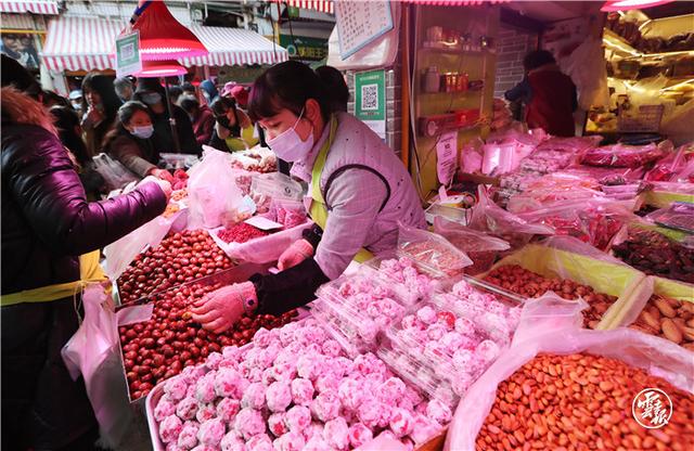 最是人間煙火氣！昆明篆新農(nóng)貿(mào)市場熱鬧非凡年味濃（記者：楊崢 攝影報道12.jpg