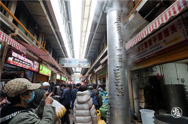 最是人間煙火氣！昆明篆新農(nóng)貿(mào)市場熱鬧非凡年味濃（記者：楊崢 攝影報道14.jpg