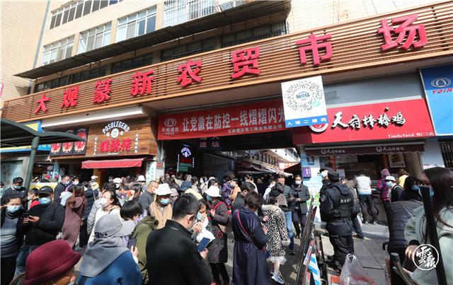 最是人間煙火氣！昆明篆新農(nóng)貿(mào)市場熱鬧非凡年味濃（記者：楊崢 攝影報道19.jpg