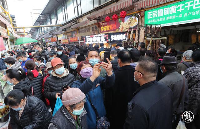 最是人間煙火氣！昆明篆新農(nóng)貿(mào)市場熱鬧非凡年味濃（記者：楊崢 攝影報道15.jpg