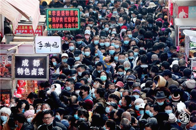 最是人間煙火氣！昆明篆新農(nóng)貿(mào)市場熱鬧非凡年味濃（記者：楊崢 攝影報道16.jpg