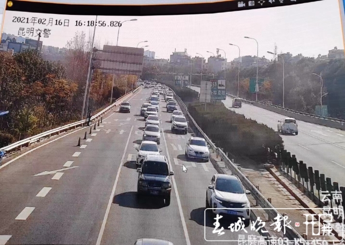 假期余額不足 昆明公園及景區(qū)游客依然較多 市民出行請(qǐng)做好路線(xiàn)規(guī)劃 (4).jpg