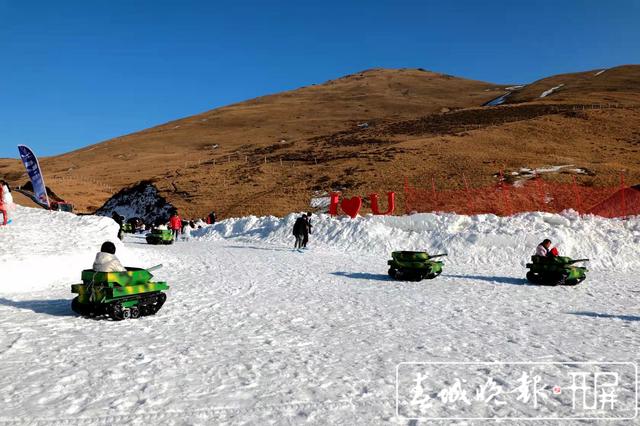 會澤草山！云南首個高山滑雪場春節(jié)期間很受寵 (7).jpg