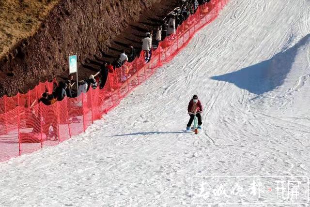 會澤草山！云南首個高山滑雪場春節(jié)期間很受寵 (5).jpg
