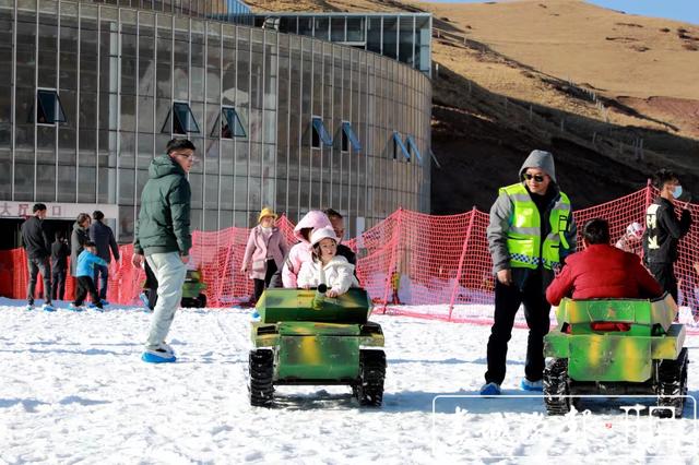會澤草山！云南首個高山滑雪場春節(jié)期間很受寵 (9).jpg