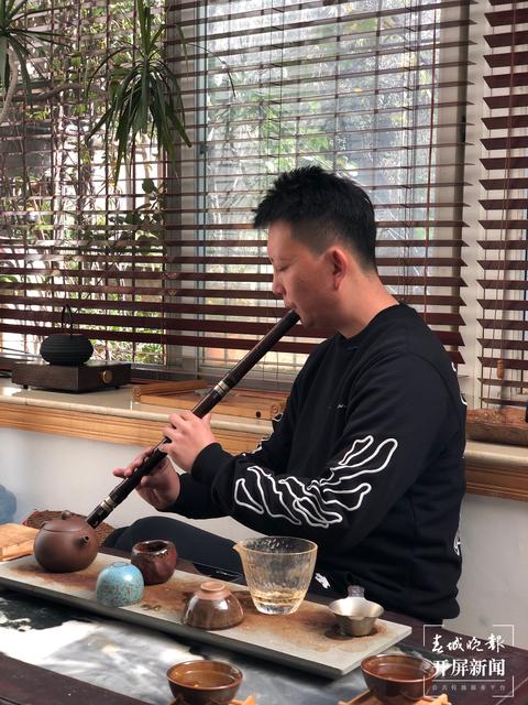 80后藝術(shù)家專玩云南少數(shù)民族樂(lè)器