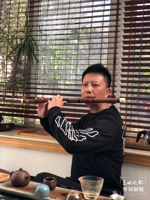 80后藝術(shù)家專玩云南少數(shù)民族樂(lè)器