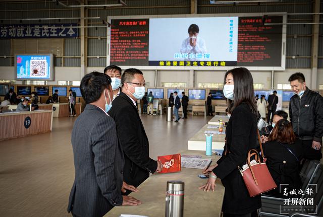 昆明南壩人才市場（龍宇丹 攝）