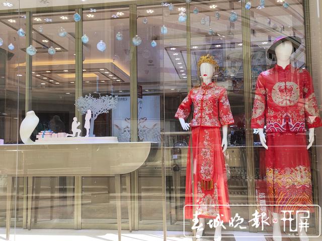 春節(jié)假期黃金銷售出現(xiàn)小高峰，年輕人購金熱情高漲 (1).jpg