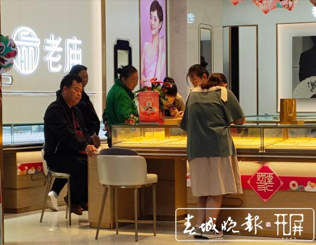春節(jié)假期黃金銷售出現(xiàn)小高峰，年輕人購金熱情高漲 (2).jpg