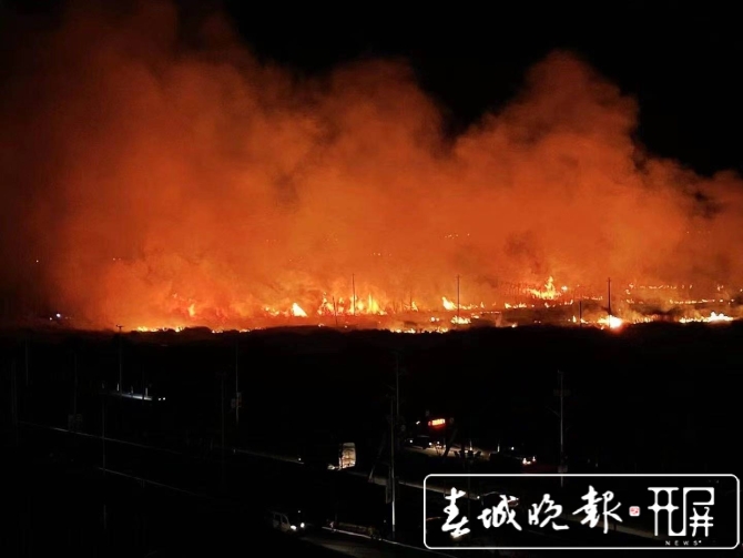 昆明一售樓部附近空地突發(fā)大火！現(xiàn)場(chǎng)火光沖天