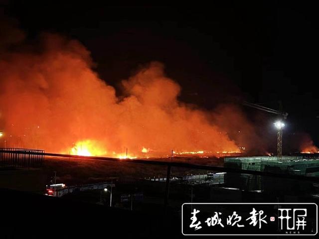 昆明一售樓部附近空地突發(fā)大火！現(xiàn)場(chǎng)火光沖天