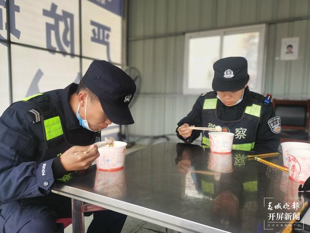 云南邊境執(zhí)勤點上的別樣元宵節(jié)(春城晚報-開屏新聞記者 馬楠 通訊員 歐陽義琳 攝)