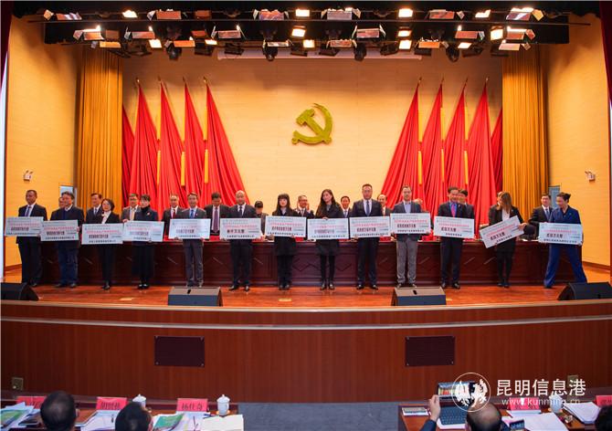 向企業(yè)代表頒發(fā)獎牌、兌現(xiàn)獎勵 (2)