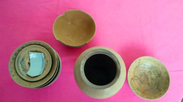 德宏芒市一村民挖地基，竟挖出明清時(shí)期文物 (2)_副本.jpg