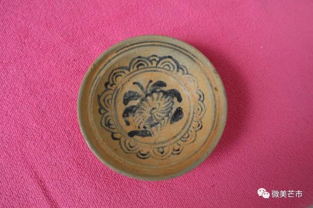 德宏芒市一村民挖地基，竟挖出明清時(shí)期文物 (3).jpg