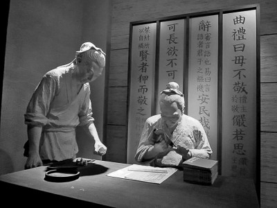 欲向鋒前陳錦繡，先從紙上燦珠璣