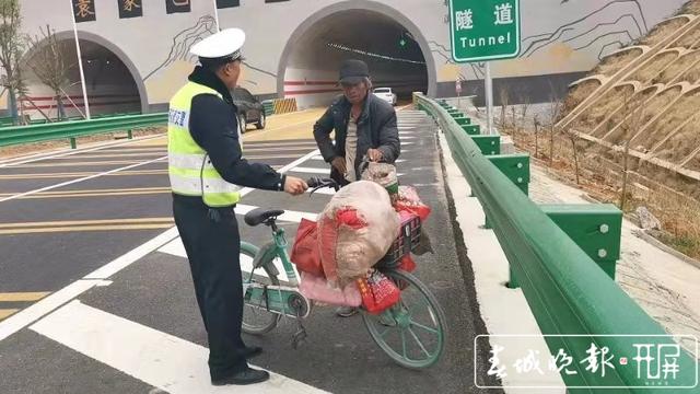 拾荒者推單車(chē)逆行高速路，隨時(shí)有被撞飛危險(xiǎn)…昭通交警嚇壞了