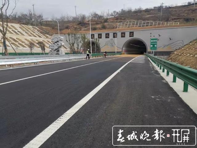 拾荒者推單車(chē)逆行高速路，隨時(shí)有被撞飛危險(xiǎn)…昭通交警嚇壞了