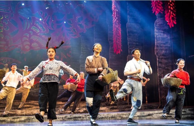 3月6日，演員在紅色主題文化秀《延安 延安》中展現(xiàn)當(dāng)年慶豐收的場(chǎng)景。