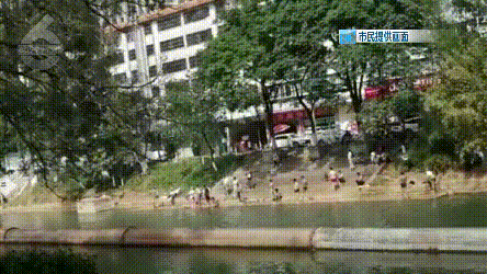 昆明盤龍江里有人栓繩遛娃