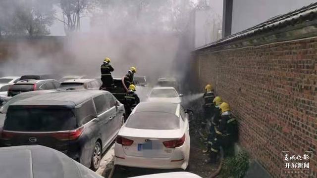 大理古城一停車場(chǎng)多車起火