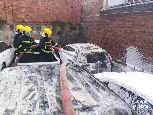 大理古城一停車場(chǎng)多車起火