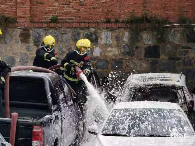 大理古城一停車場(chǎng)多車起火