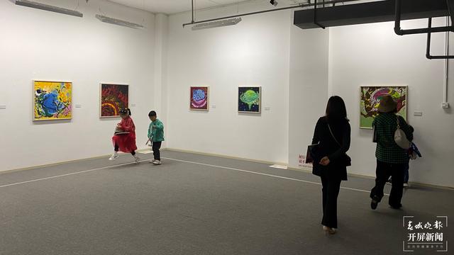 昆明12歲少年辦畫展 “吳畫不說”吳偉迪油畫展開展