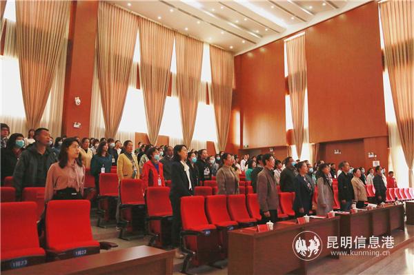 全體起立唱國(guó)歌