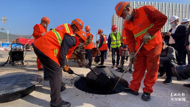 昆明將分階段推廣球墨鑄鐵防沉降式井蓋(春城晚報(bào)-開屏新聞?dòng)浾?孫琴霞 攝)
