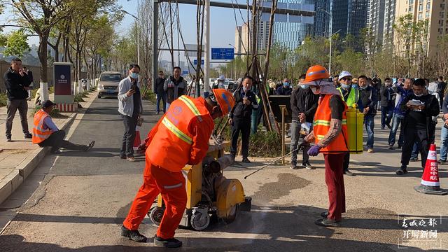 昆明將分階段推廣球墨鑄鐵防沉降式井蓋(春城晚報(bào)-開屏新聞?dòng)浾?孫琴霞 攝)