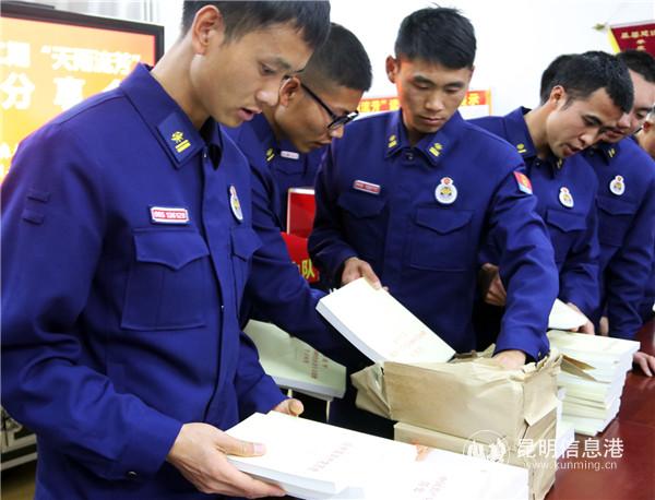 黨員領(lǐng)取黨史學習教育“四本書”。木曉東攝