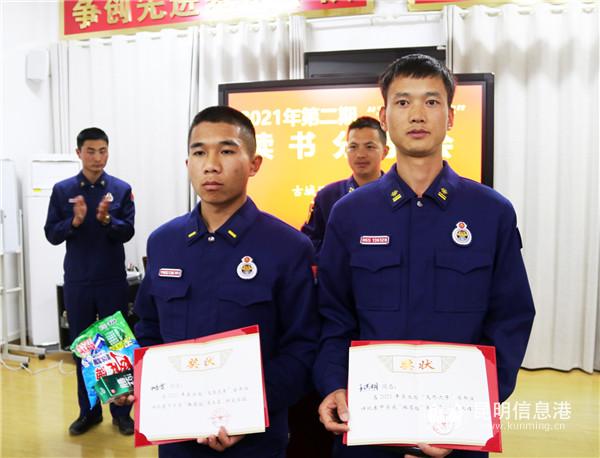 頒發(fā)證書獎品。木曉東攝