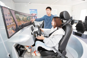 市民體驗(yàn)智能AI駕駛艙模擬器。受訪企業(yè)供圖