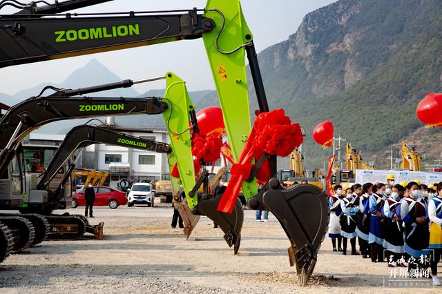 去麗江束河古鎮(zhèn)可走美美的西山游路(春城晚報-開屏新聞記者 木曉雯 攝)