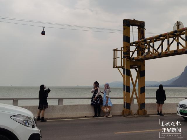 昆明“小鐮倉”拍照打卡成爆款，景色雖唯美但車來車往危險隱患極大！