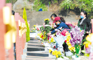 很多市民用鮮花替代香燭紙錢進(jìn)行祭掃。 記者黃曉松攝