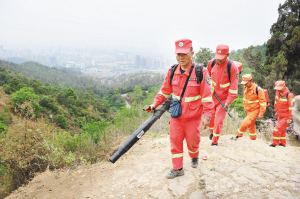 西山區(qū)馬街應(yīng)急二分隊(duì)隊(duì)員在小青龍片區(qū)巡查。 記者黃曉松攝