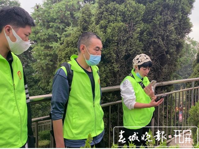 清明祭掃新方式:代客祭掃直播寄托哀思 墓碑前誦念祭文“儀式感”滿滿