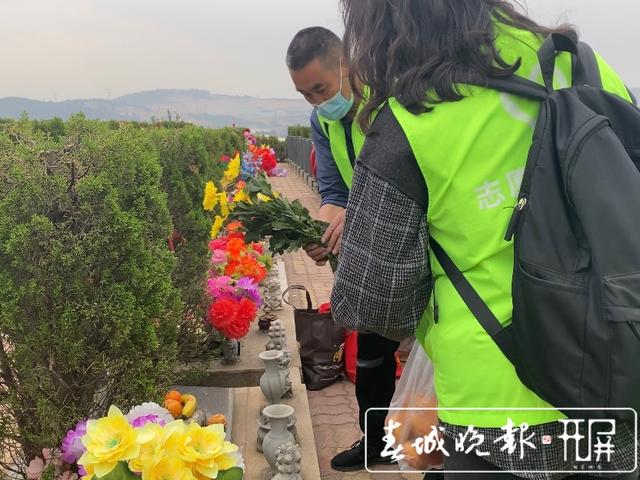 清明祭掃新方式:代客祭掃直播寄托哀思 墓碑前誦念祭文“儀式感”滿滿