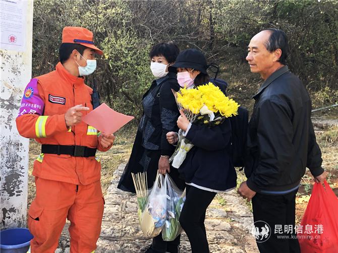 4宣講防火常識(shí)。張雷攝