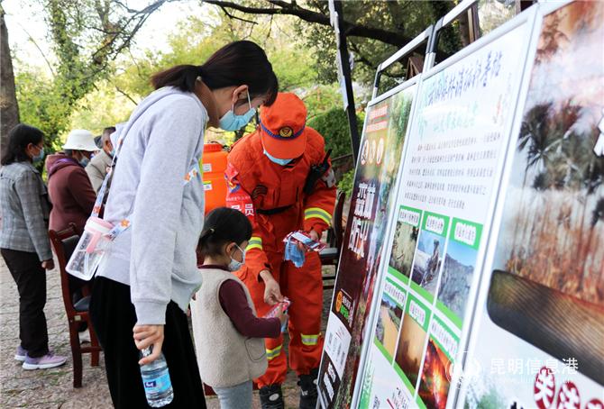 6為一對(duì)母女發(fā)放“防火書(shū)簽”。王杰攝