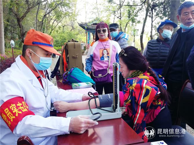 7衛(wèi)生員幫助游客測(cè)量血壓。馬杰璋攝