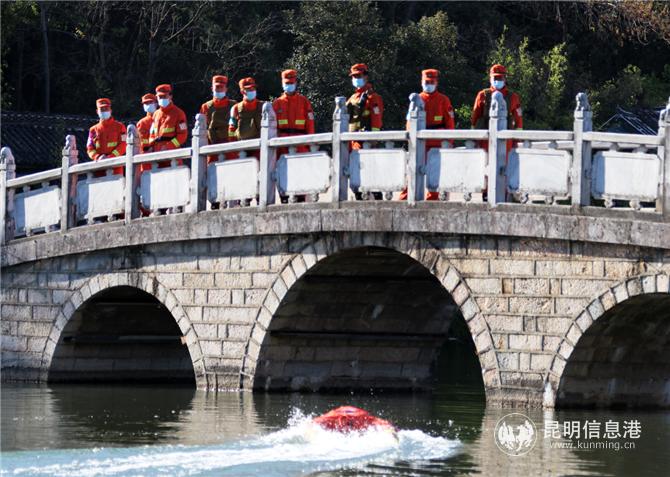 8利用智能救生器開(kāi)展水上救援演練。王杰攝