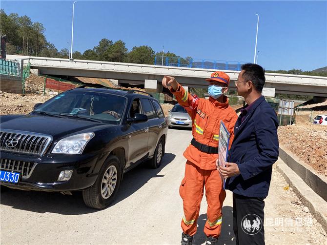 10協(xié)助引導(dǎo)車(chē)流。張燕波攝