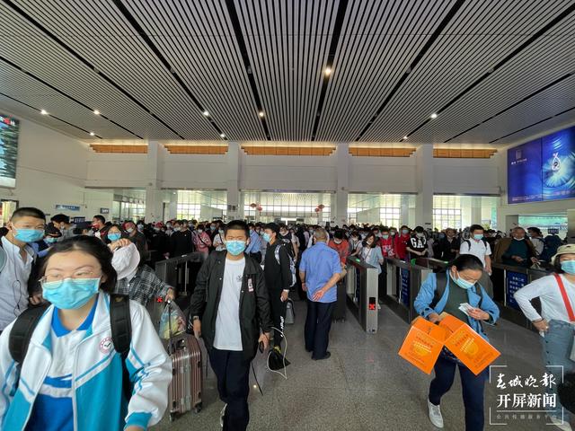 清明假期,云南近88萬人乘火車出行 (3).jpg