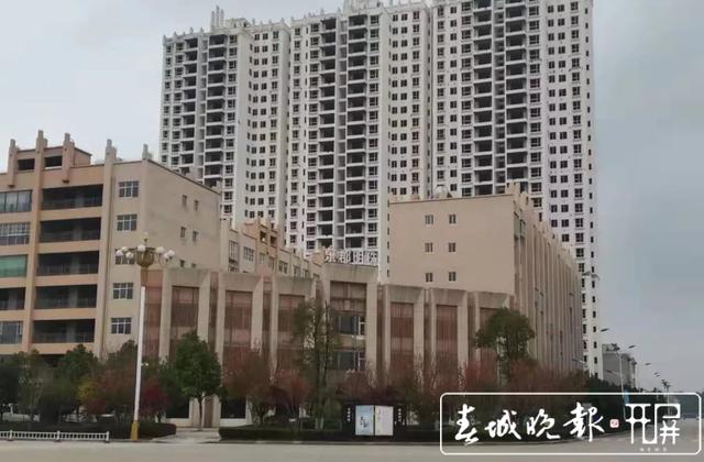 127戶業(yè)主喜領(lǐng)不動(dòng)產(chǎn)權(quán)證，曲靖這幢“爛尾樓”迎來春天！