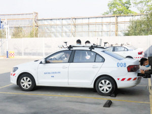 唐先生上車準(zhǔn)備考試。